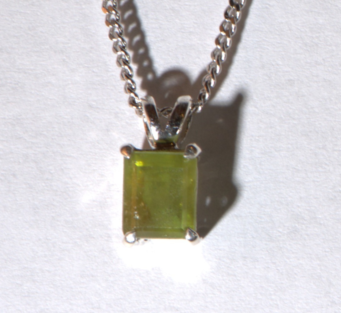 Feiner Sphenanhänger (Titanit)